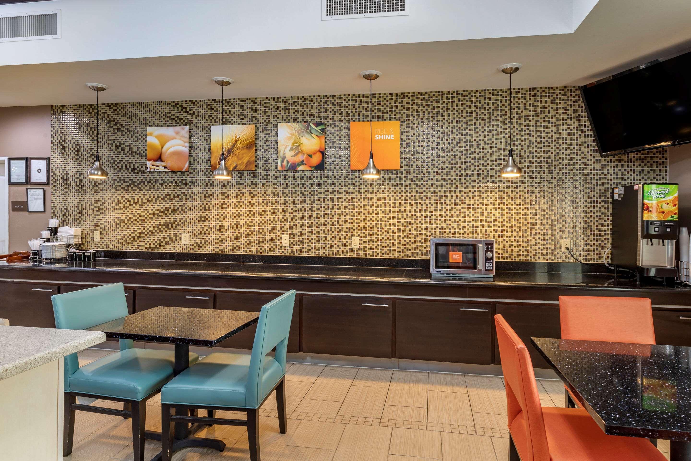 Comfort Inn & Suites Cleveland Exterior photo