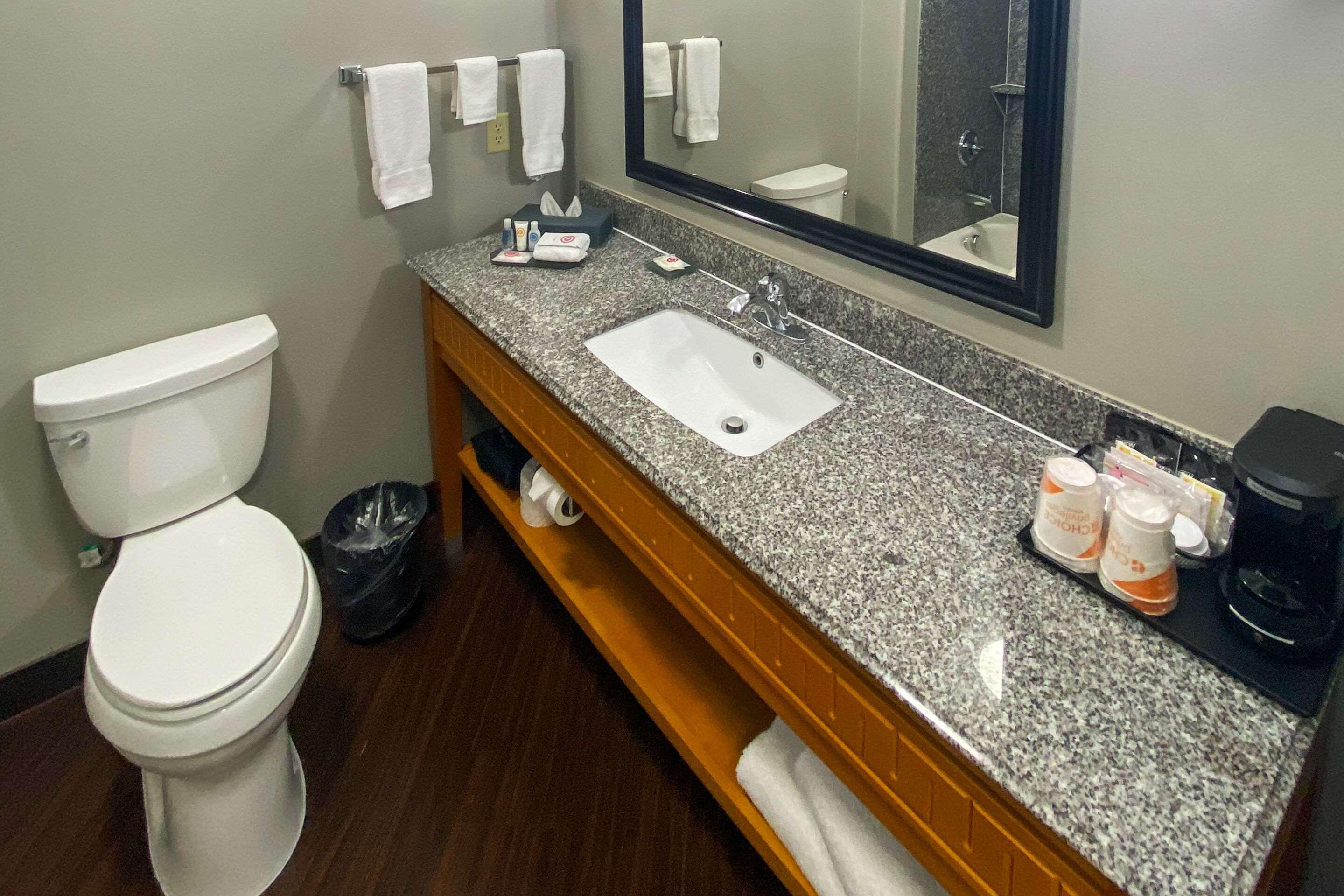 Comfort Inn & Suites Cleveland Exterior photo