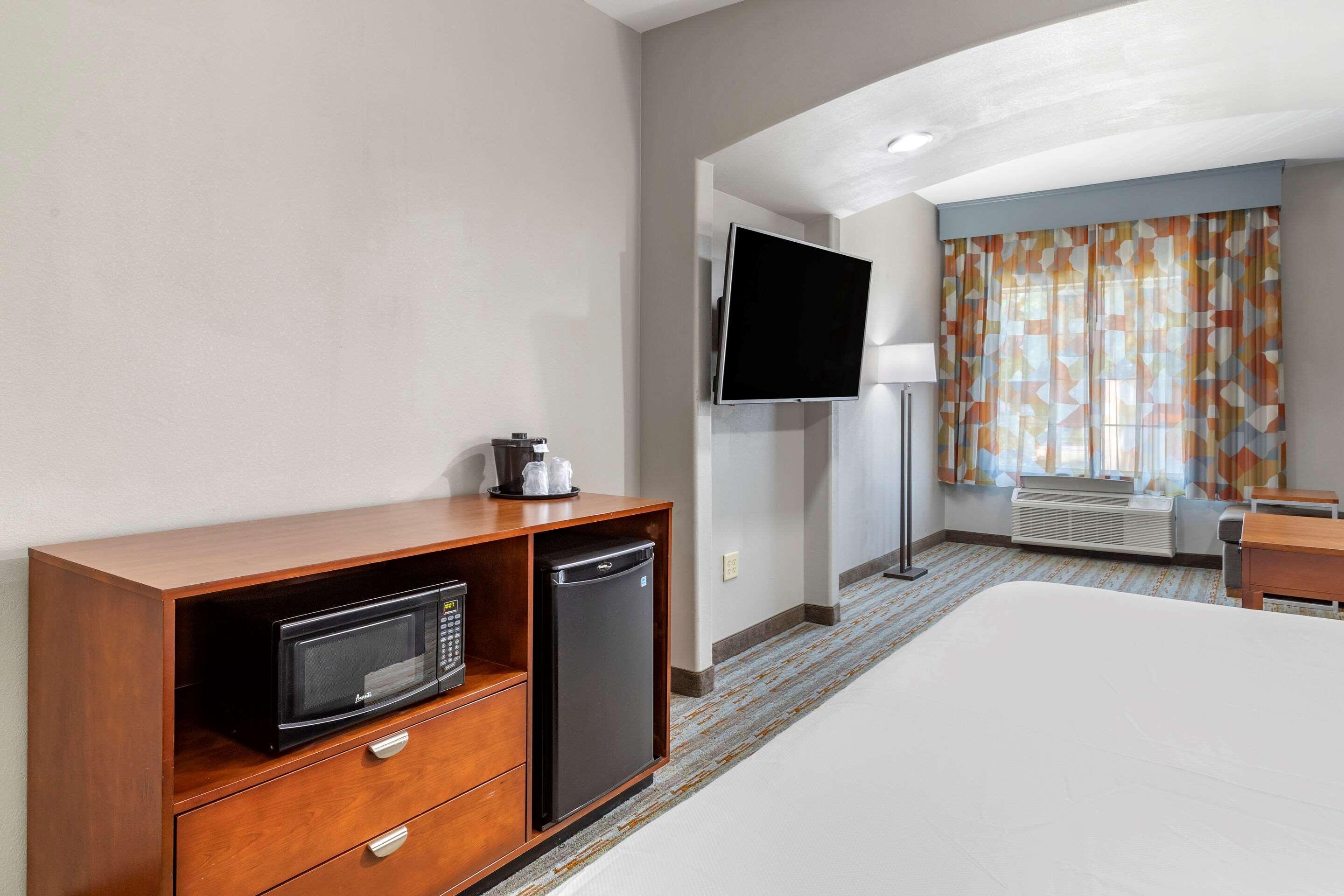 Comfort Inn & Suites Cleveland Exterior photo
