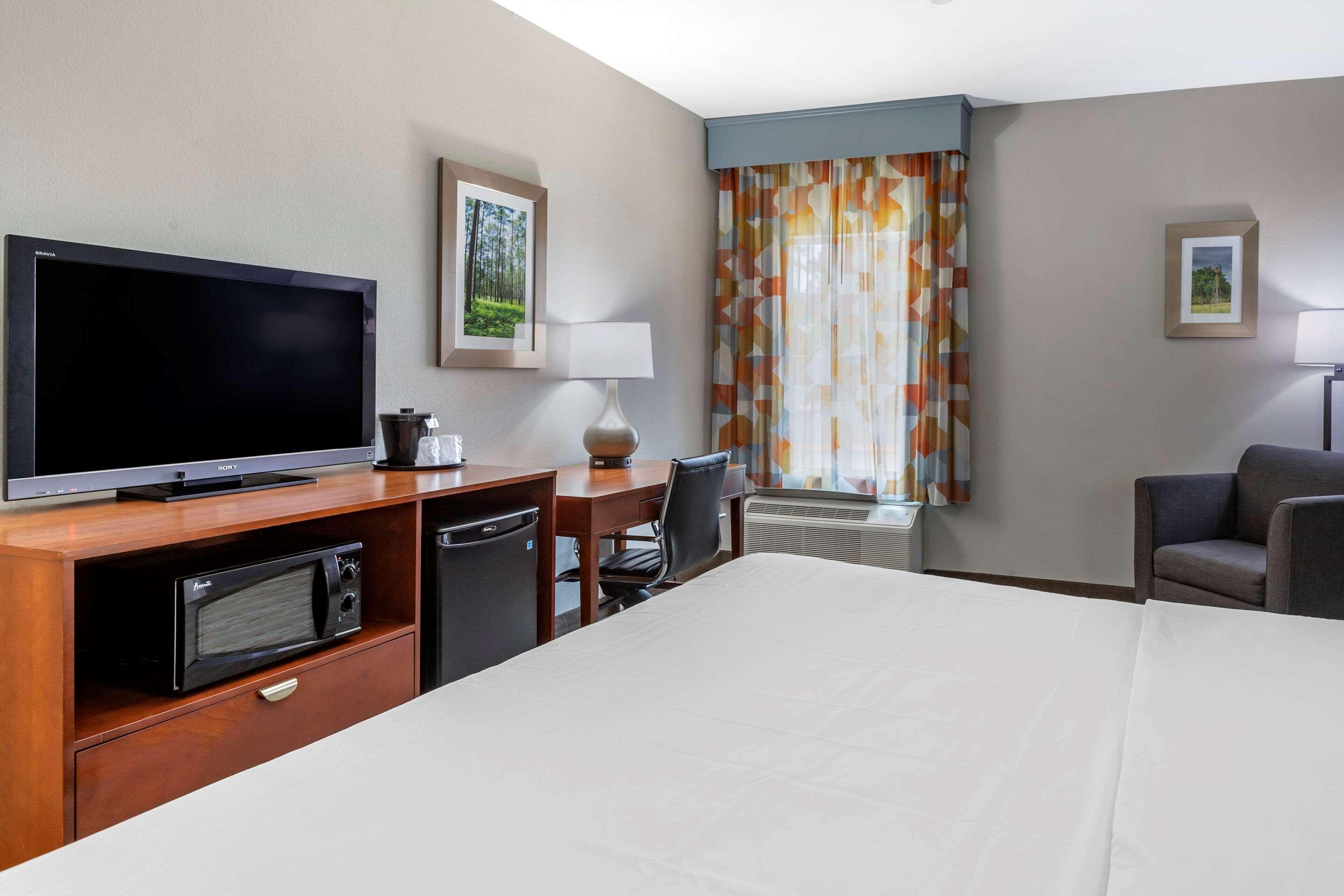 Comfort Inn & Suites Cleveland Exterior photo